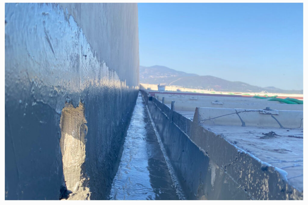 Betonarme yapının kenarına uygulanan su yalıtımı işlemi